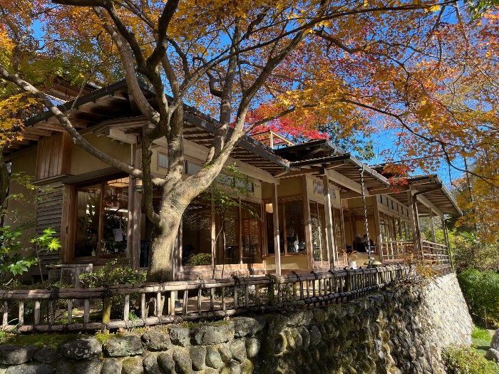 Seiryu Garden Sawanoi-en covered tables for dining in all weather!